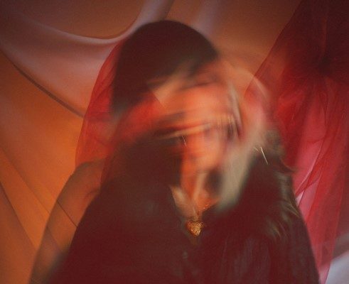 Cata Teuber vuelve rockera y enojada en su nuevo sencillo